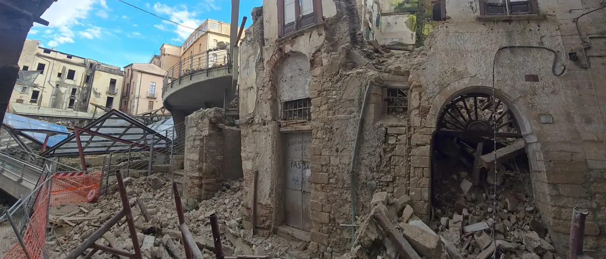 «Cosenza\u00A0vecchia crolla e l'amministrazione fantasma Caruso-Alimena-Mazzuca confida nel destino»\n