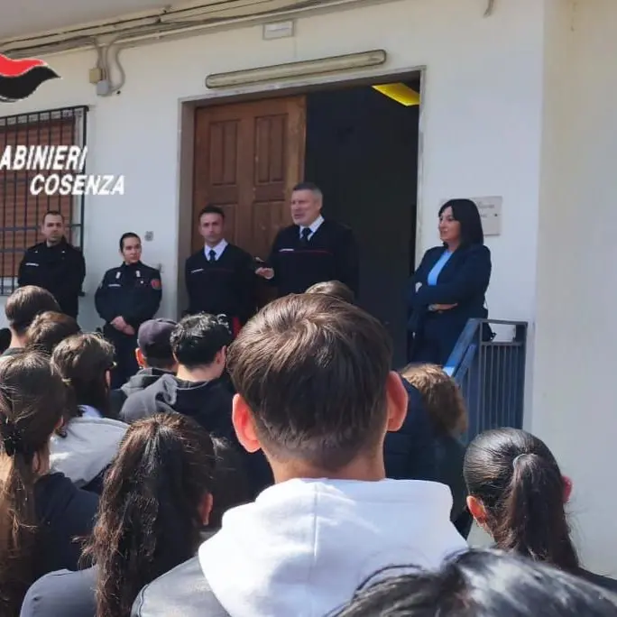 Lungro, settanta studenti a lezione di legalità nella caserma dei carabinieri\n
