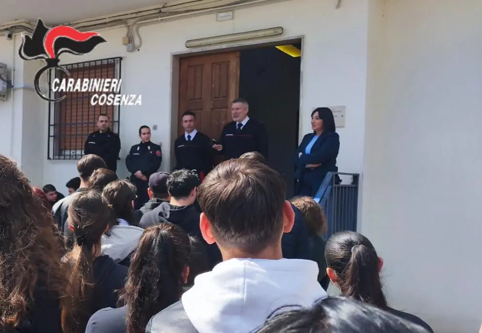 Lungro, settanta studenti a lezione di legalità nella caserma dei carabinieri\n