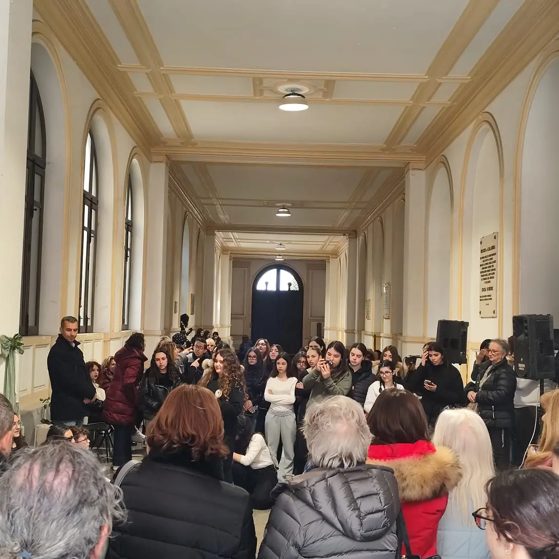 \"Un Arazzo per la Pace” nella Galleria di Palazzo San Giorgio fa il pieno di studenti\n