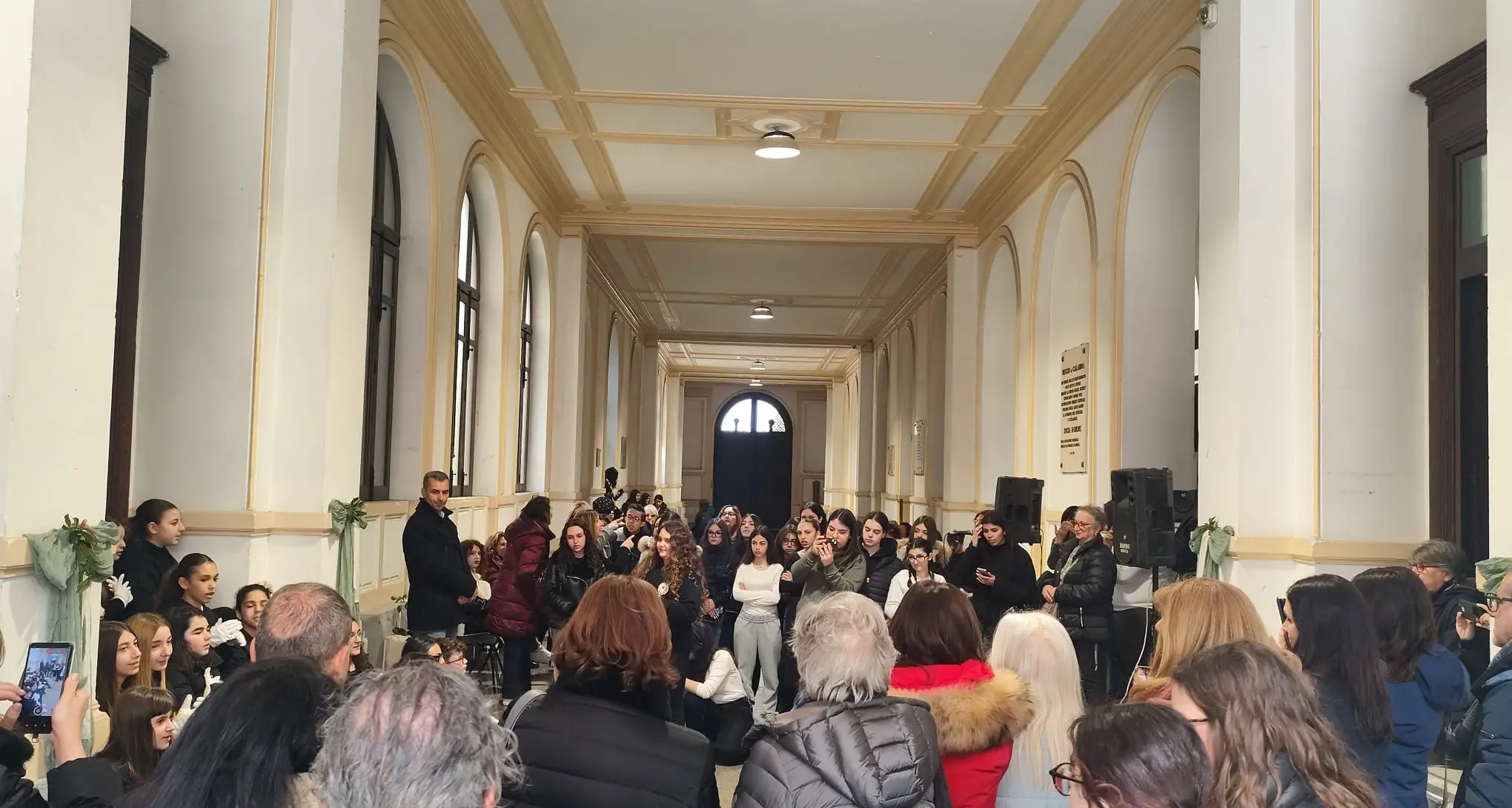 \"Un Arazzo per la Pace” nella Galleria di Palazzo San Giorgio fa il pieno di studenti\n