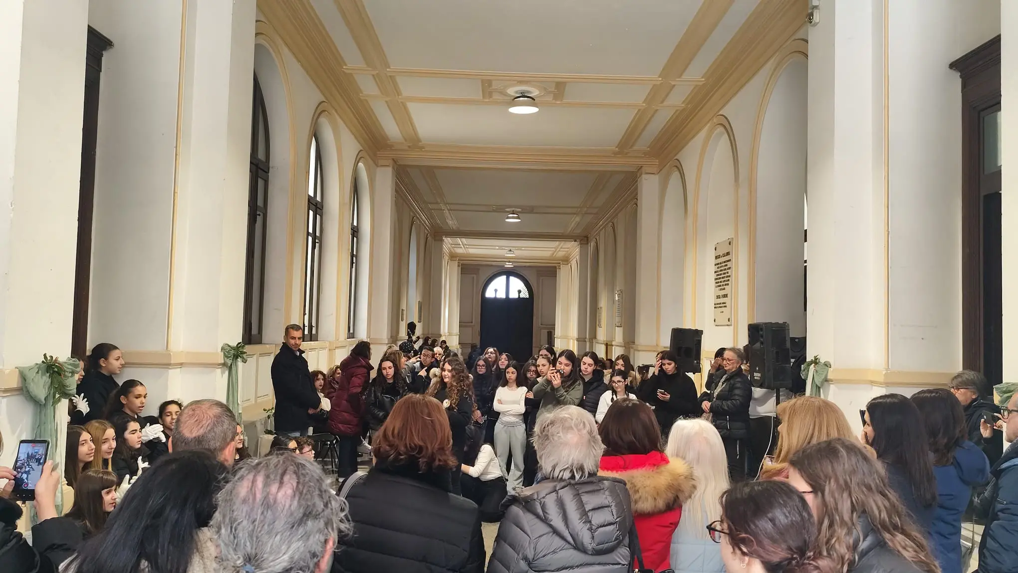 \"Un Arazzo per la Pace” nella Galleria di Palazzo San Giorgio fa il pieno di studenti\n