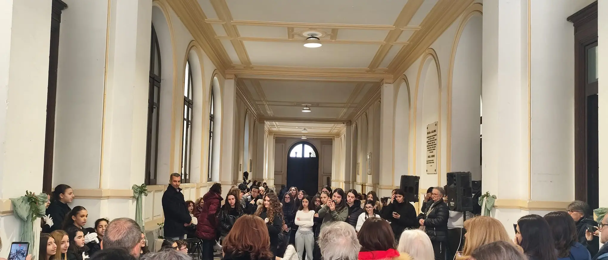 \"Un Arazzo per la Pace” nella Galleria di Palazzo San Giorgio fa il pieno di studenti\n