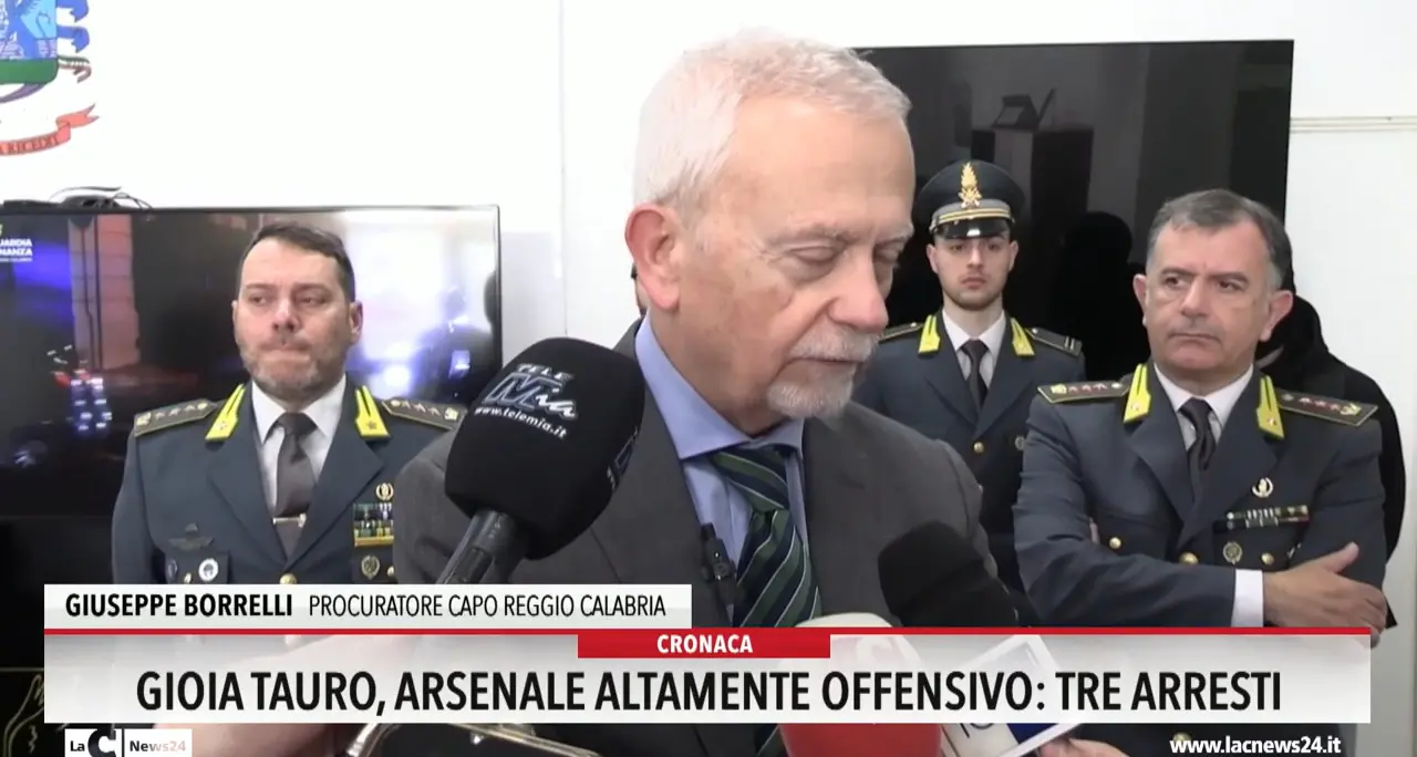 Gioia Tauro, arsenale altamente offensivo: tre arresti