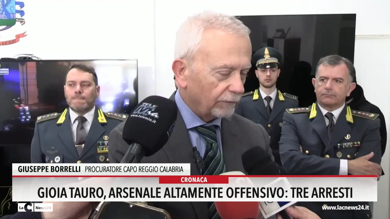 Gioia Tauro, arsenale altamente offensivo: tre arresti