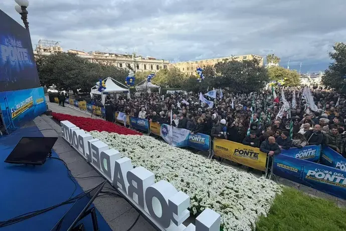 Ponte sullo Stretto, Salvini: «È un segnale di speranza per gli italiani». A Messina la piazza del sì all’opera\n