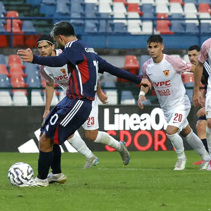 Cosenza, il Benevento non festeggerà domani la Serie B. Floro Flores: «Che potenziale i Lupi»\n