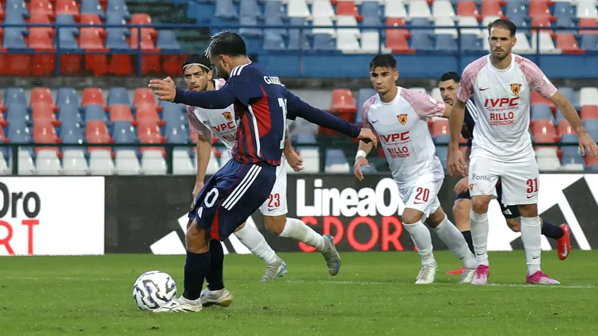 Cosenza, il Benevento non festeggerà domani la Serie B. Floro Flores: «Che potenziale i Lupi»\n