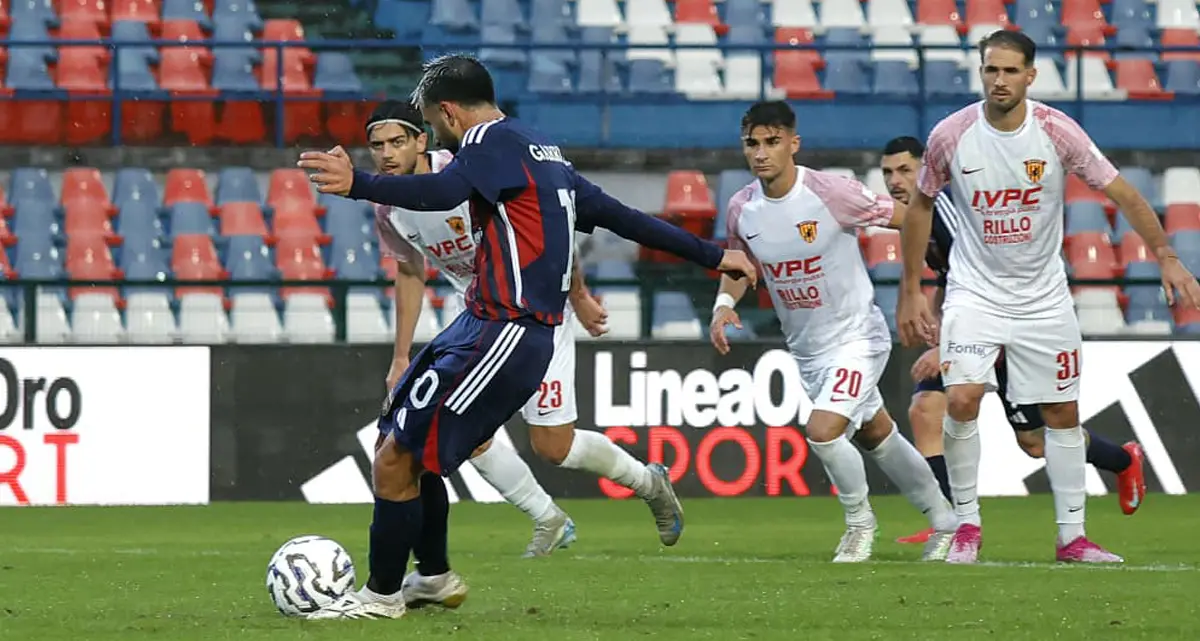 Cosenza, il Benevento non festeggerà domani la Serie B. Floro Flores: «Che potenziale i Lupi»\n