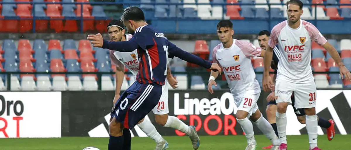 Cosenza, il Benevento non festeggerà domani la Serie B. Floro Flores: «Che potenziale i Lupi»\n