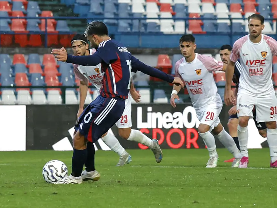 Cosenza, il Benevento non festeggerà domani la Serie B. Floro Flores: «Che potenziale i Lupi»