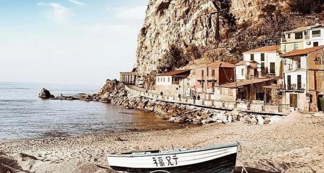 Sospesa tra mare e sogno\n