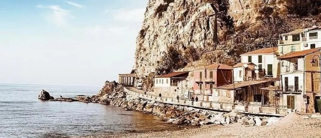 Sospesa tra mare e sogno\n