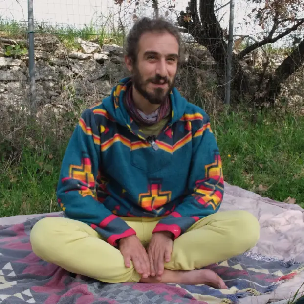 Il “Multiverso” di Gaetano: a 36 anni vive senza luce né gas in un rudere di 25 metri quadri\n