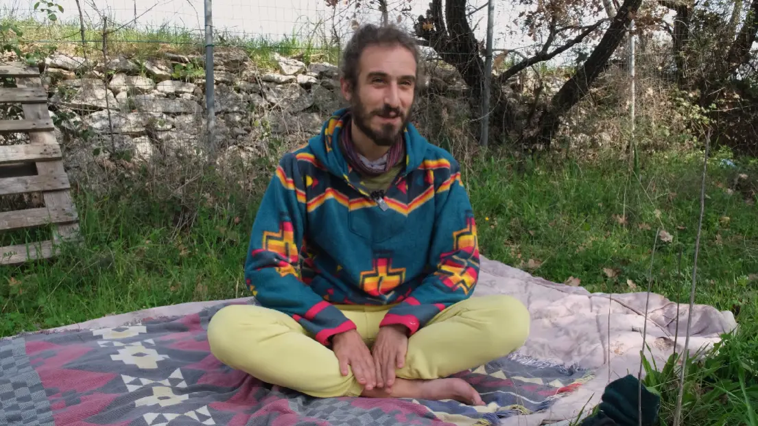 <p>Il “<span style=\"color:hsl(0, 75%, 60%);\">Multiverso</span>” di Gaetano: a 36 anni vive senza luce né gas in un rudere di 25 metri quadri</p>