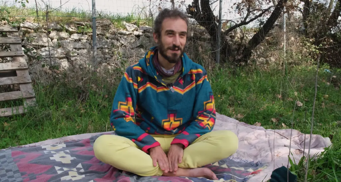 Il “Multiverso” di Gaetano: a 36 anni vive senza luce né gas in un rudere di 25 metri quadri\n