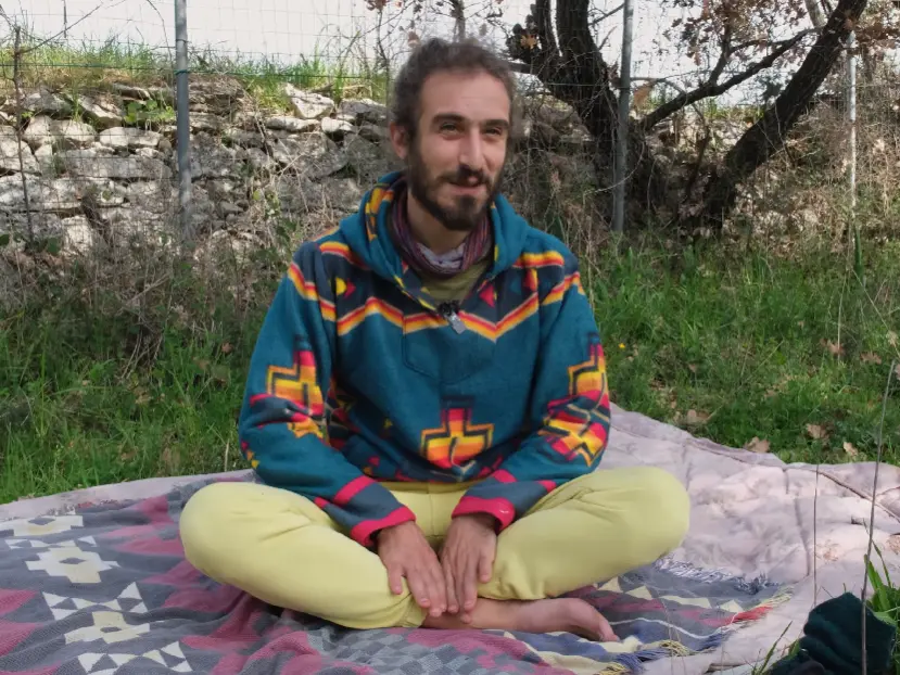 Il “Multiverso” di Gaetano: a 36 anni vive senza luce né gas in un rudere di 25 metri quadri