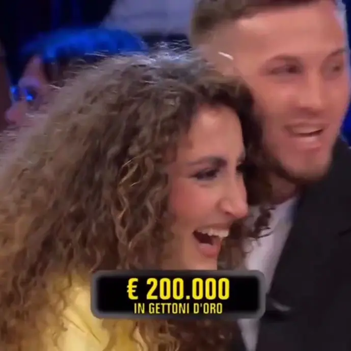 <p>Affari Tuoi, la calabrese Iside vince 200mila euro: la fortuna nel pacco nero</p>