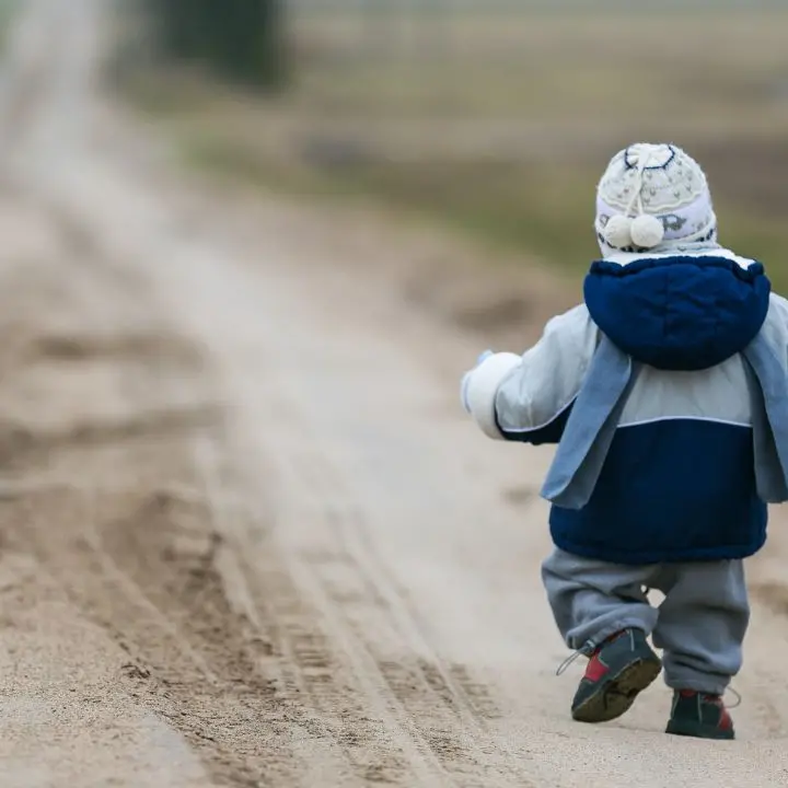 Bambino di due anni trovato solo nel cortile di un asilo nel Cosentino: la famiglia denuncia, indagini in corso\n