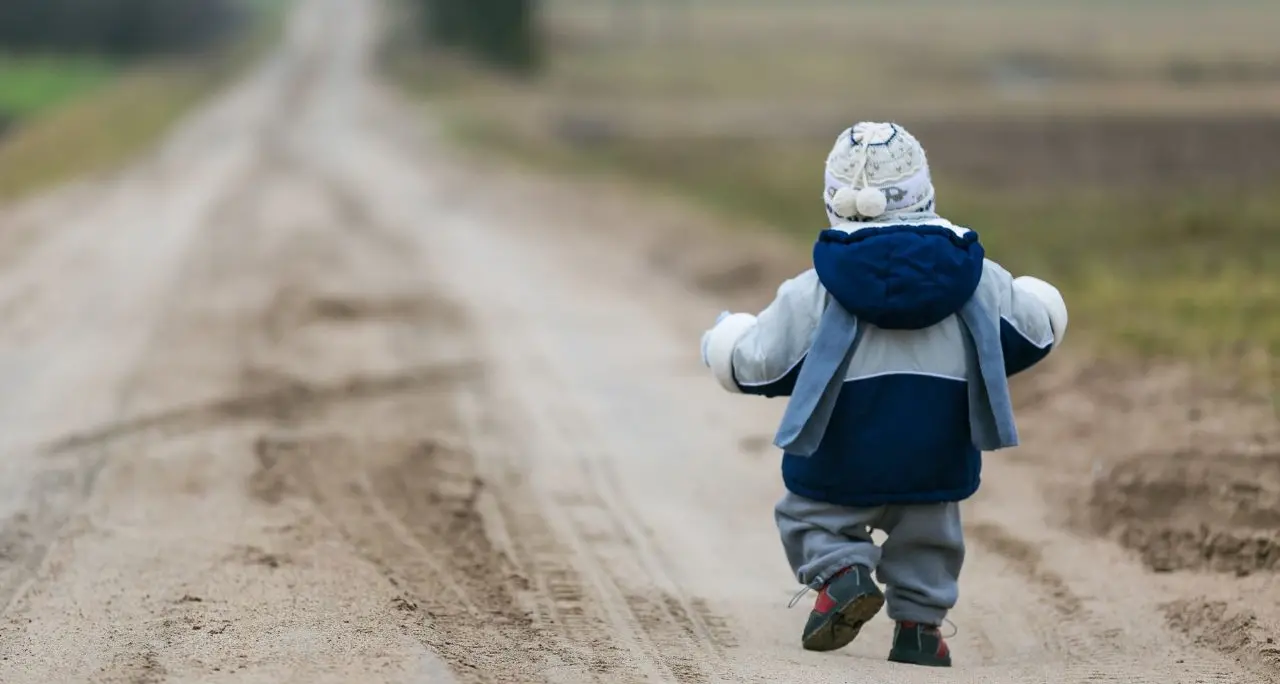 Bambino di due anni trovato solo nel cortile di un asilo nel Cosentino: la famiglia denuncia, indagini in corso\n