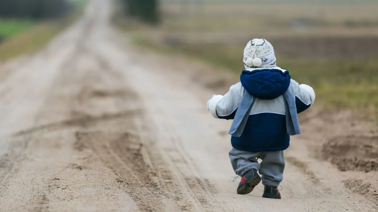 Bambino di due anni trovato solo nel cortile di un asilo nel Cosentino: la famiglia denuncia, indagini in corso\n