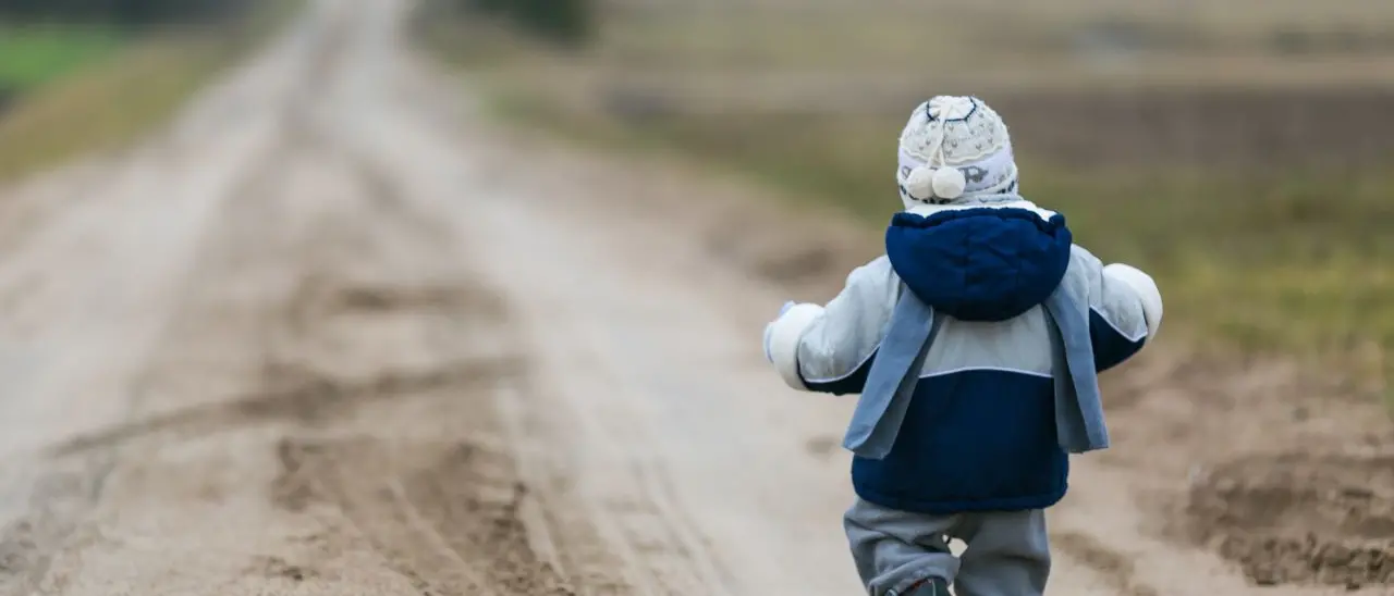 Bambino di due anni trovato solo nel cortile di un asilo nel Cosentino: la famiglia denuncia, indagini in corso\n