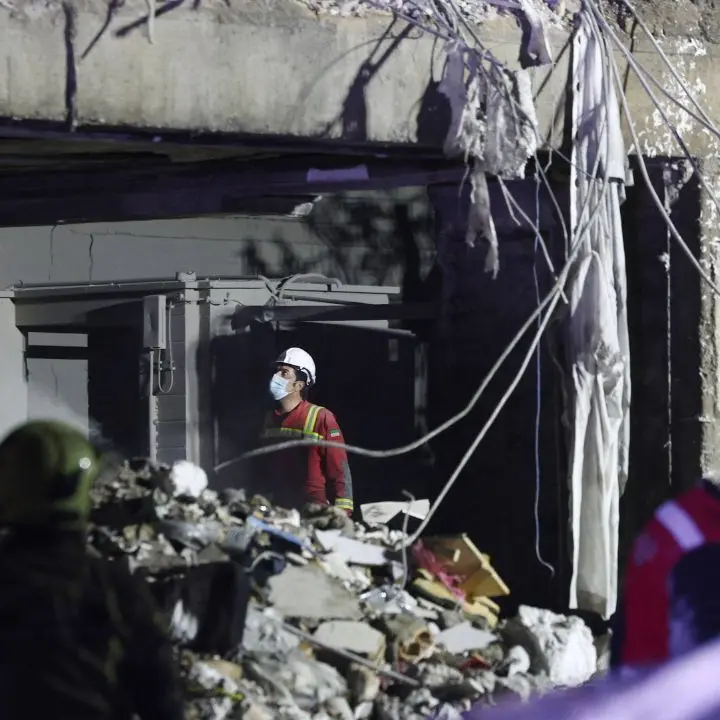 Raid Usa-Israele su città vicino allo stretto di Hormuz, cinque morti. La Tv Al Araby: «Colpita la nostra sede»\n