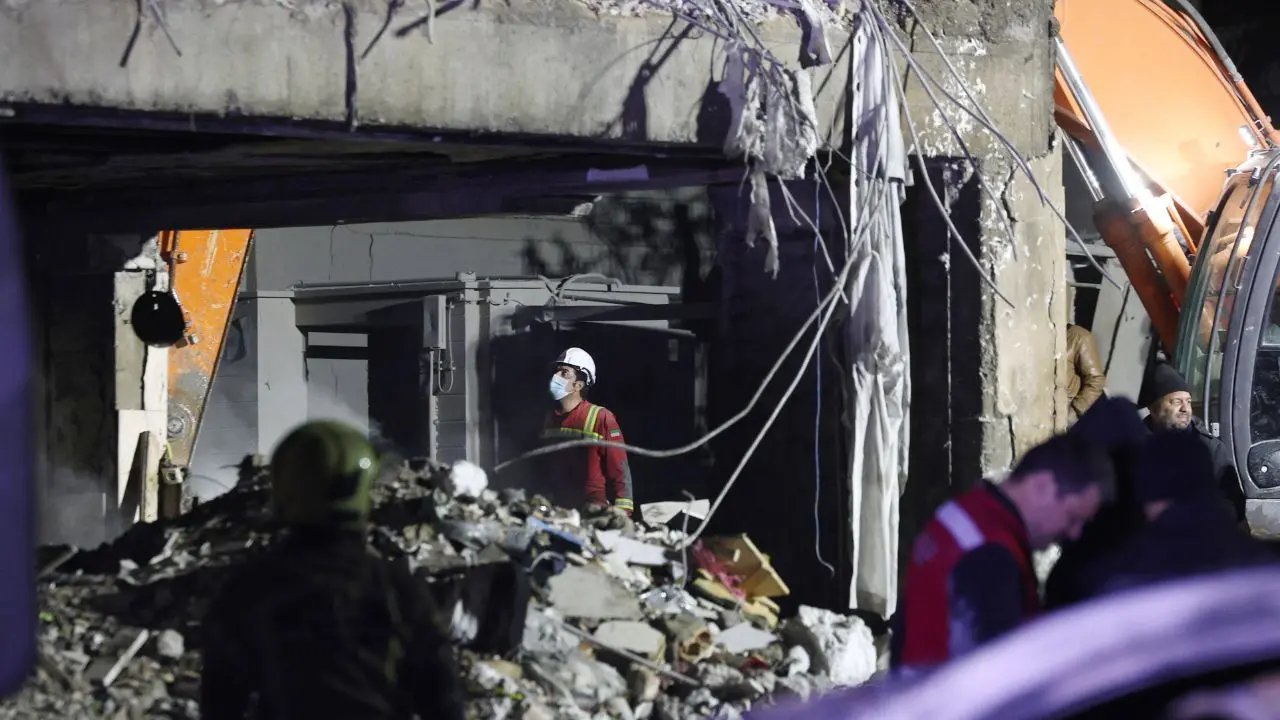 Raid Usa-Israele su città vicino allo stretto di Hormuz, cinque morti. La Tv Al Araby: «Colpita la nostra sede»\n