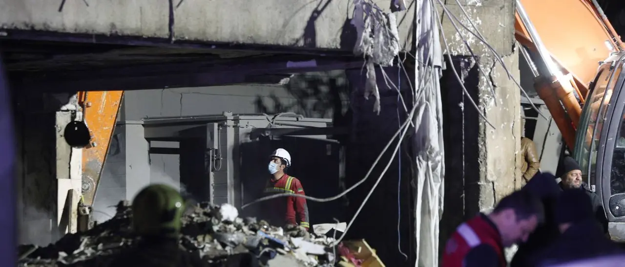 Raid Usa-Israele su città vicino allo stretto di Hormuz, cinque morti. La Tv Al Araby: «Colpita la nostra sede»\n