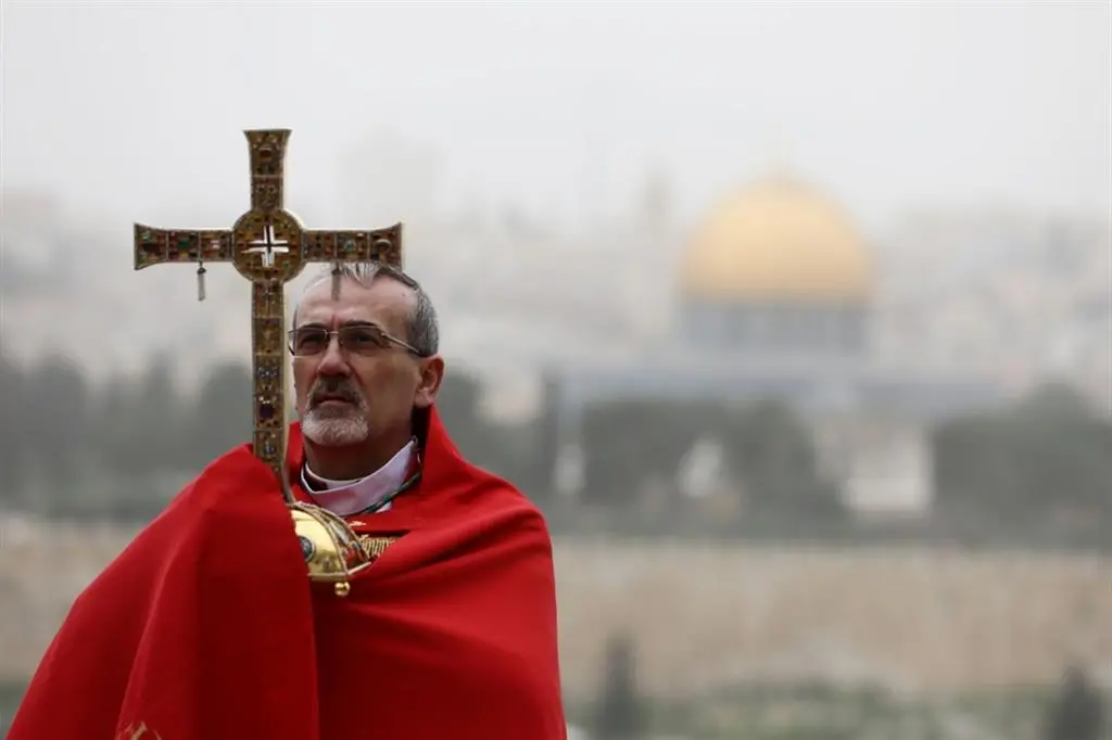 Pizzaballa lasciato fuori dal Santo Sepolcro, la preghiera senza fedeli sul Monte degli Ulivi: «Situazione complicata»\n