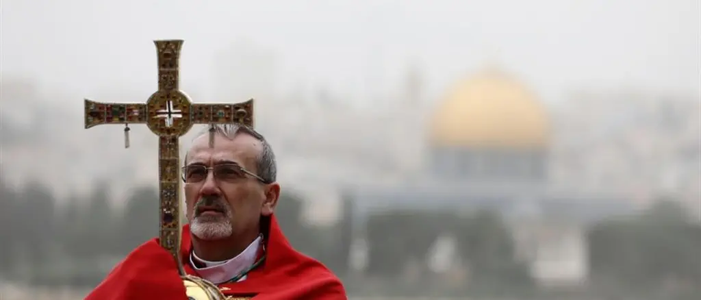 Pizzaballa lasciato fuori dal Santo Sepolcro, la preghiera senza fedeli sul Monte degli Ulivi: «Situazione complicata»\n