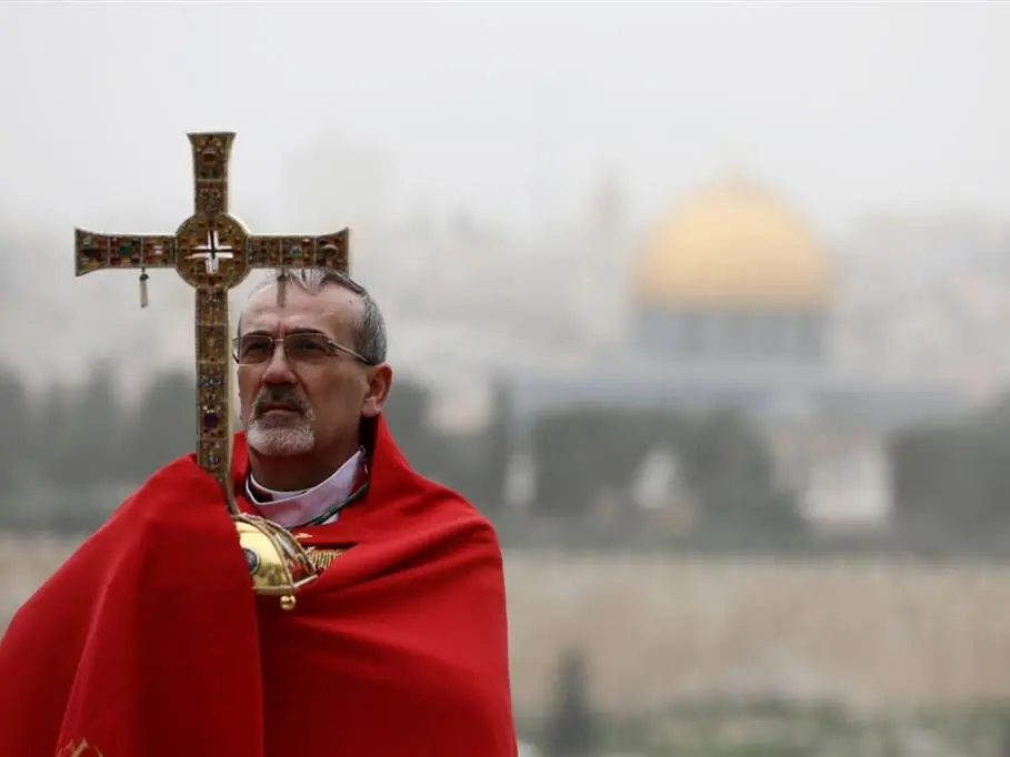 Pizzaballa lasciato fuori dal Santo Sepolcro, la preghiera senza fedeli sul Monte degli Ulivi: «Situazione complicata»