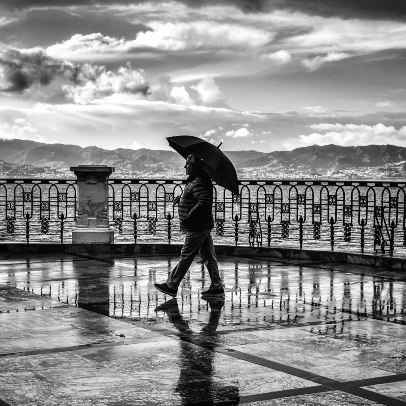 Sotto la pioggia, il respiro lento del lungomare\n