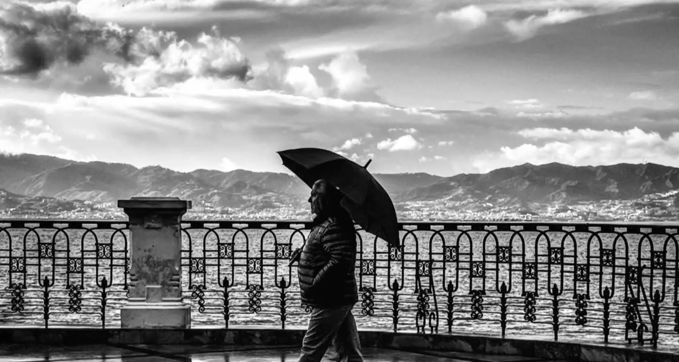 Sotto la pioggia, il respiro lento del lungomare\n