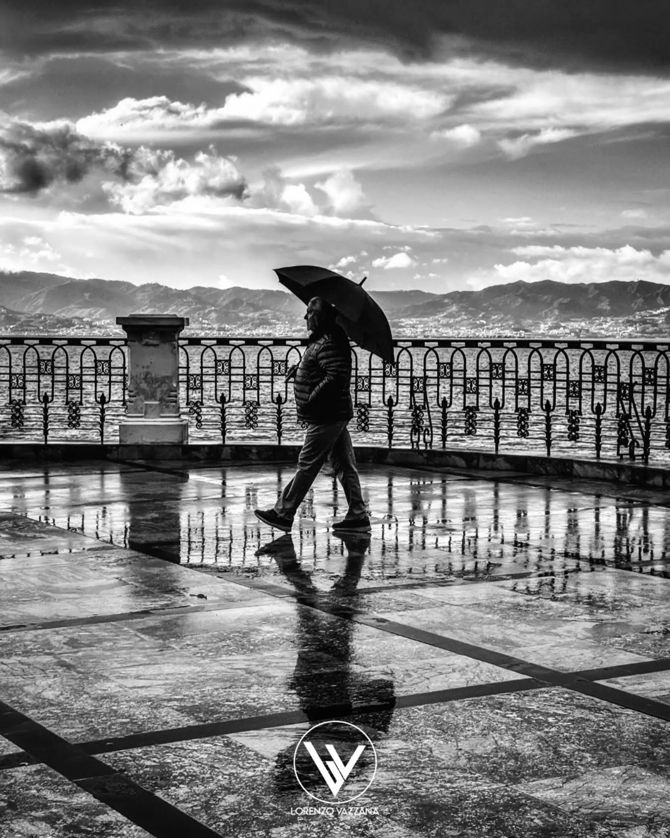 Sotto la pioggia, il respiro lento del lungomare\n