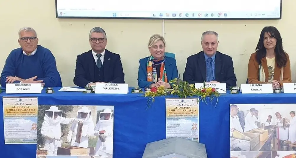 Apicoltura e miele di Calabria all'Istituto Einaudi Alvaro di Palmi\n