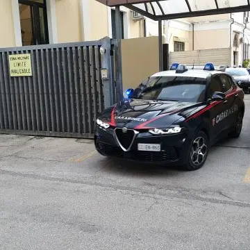 Pianificava una strage a scuola, arrestato 17enne pescarese: a casa manuali per costruire armi\n