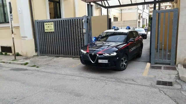 Pianificava una strage a scuola, arrestato 17enne pescarese: a casa manuali per costruire armi\n