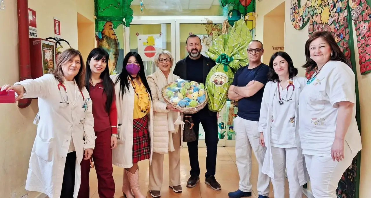Da Vibo a Cosenza per consegnare uova di cioccolato ai bimbi ricoverati: «Vedere il sorriso sui loro volti è la ricompensa più grande»\n