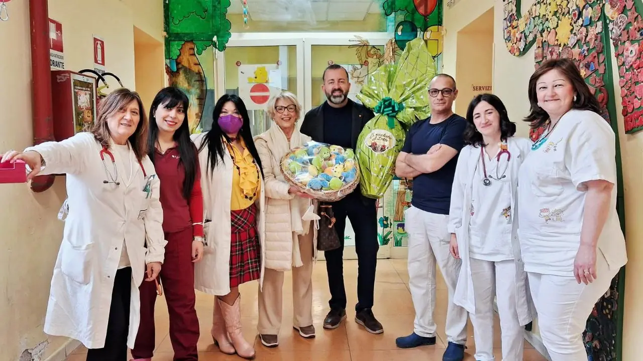 Da Vibo a Cosenza per consegnare uova di cioccolato ai bimbi ricoverati: «Vedere il sorriso sui loro volti è la ricompensa più grande»\n