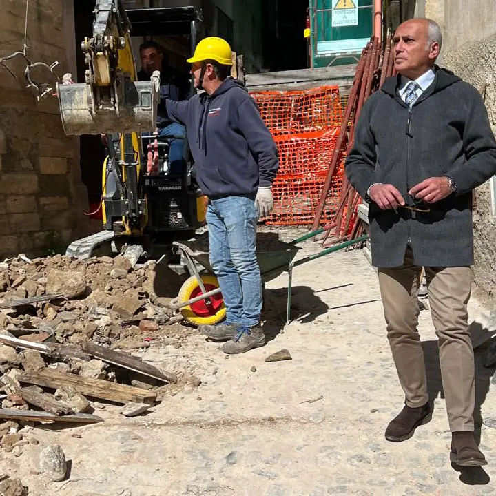 Crollo a Cosenza Vecchia, nuovo sopralluogo del sindaco Caruso\n