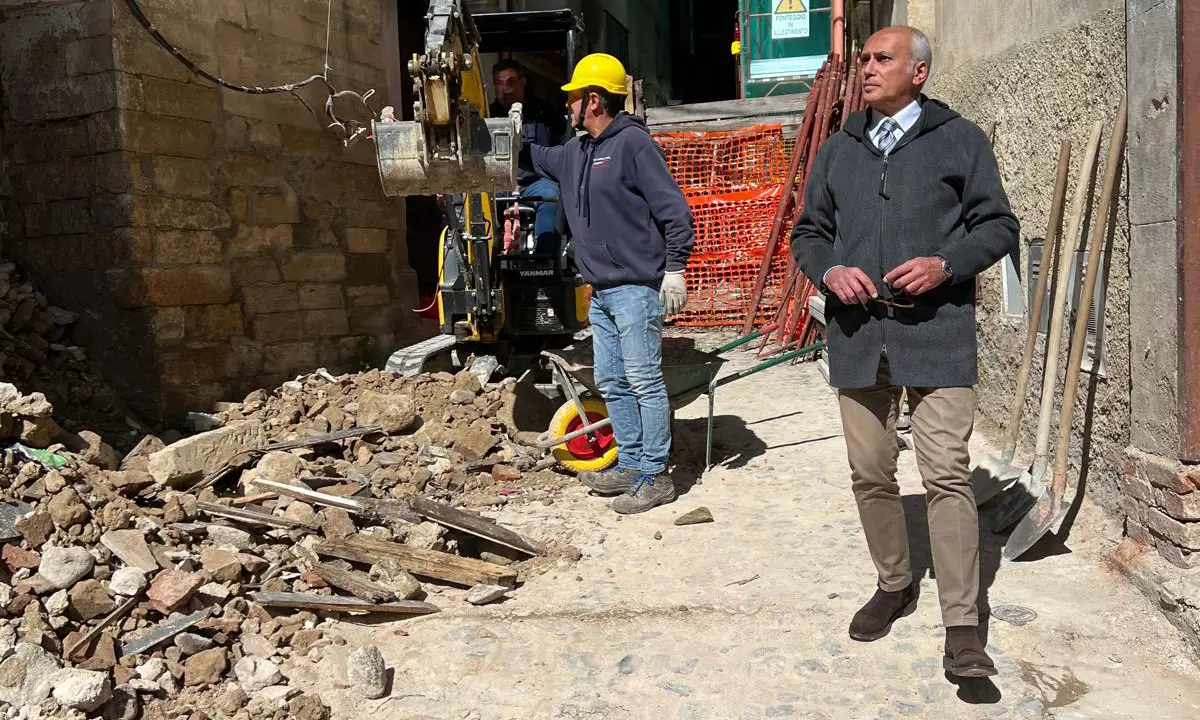 Crollo a Cosenza Vecchia, nuovo sopralluogo del sindaco Caruso\n