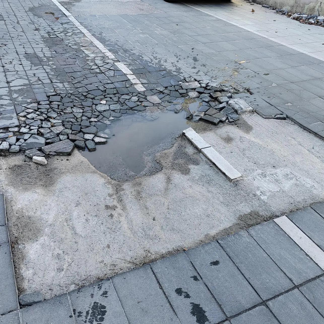 Lavori di bitumazione incompiuti tra Sala di Mosorrofa e San Sperato, il comitato di quartiere: «Traversa dei Pini\u00A0ignorata»\n