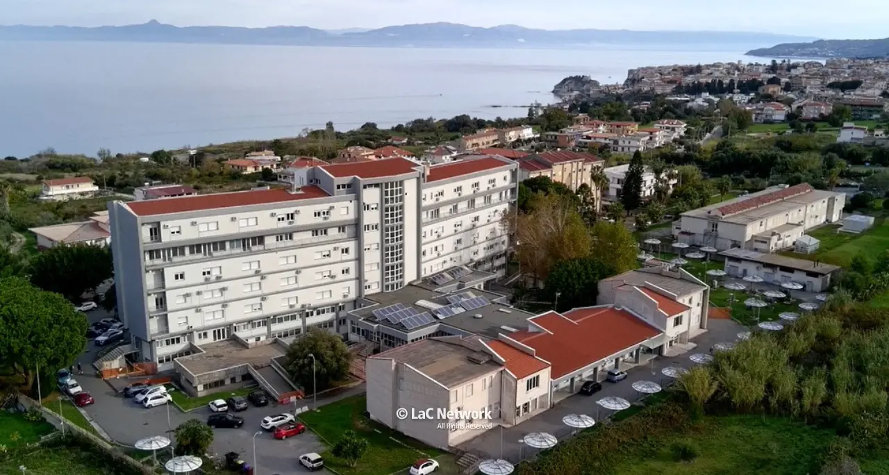 Tropea scende di nuovo in piazza per il suo ospedale: «Basta tagli, servono assunzioni e un Pronto soccorso sicuro»\n