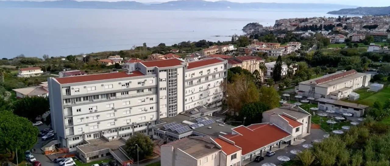 Tropea scende di nuovo in piazza per il suo ospedale: «Basta tagli, servono assunzioni e un Pronto soccorso sicuro»\n