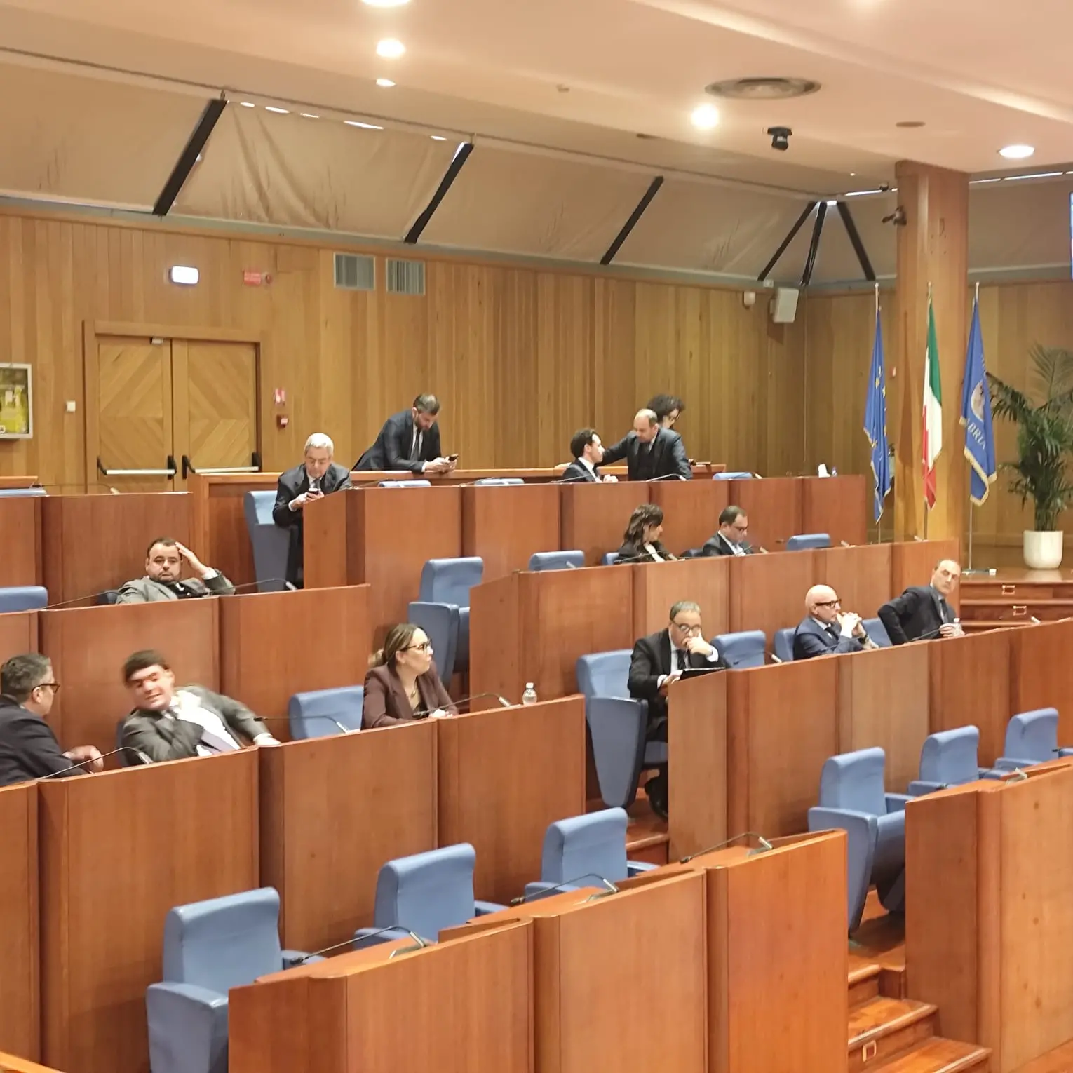 Sottosegretari, il centrodestra tira dritto e approva con uno “sconto” sulle spese. L’opposizione: «Tradite i calabresi poveri»\n