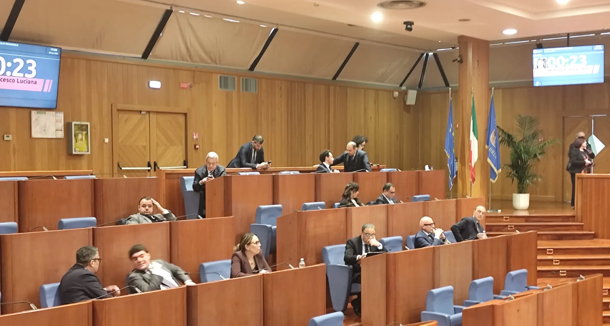 Sottosegretari, il centrodestra tira dritto e approva con uno “sconto” sulle spese. L’opposizione: «Tradite i calabresi poveri»\n