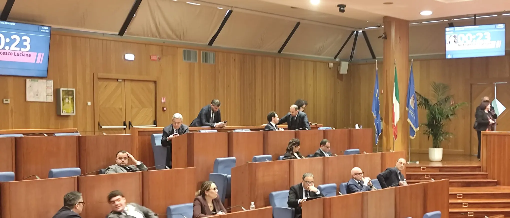 Sottosegretari, il centrodestra tira dritto e approva con uno “sconto” sulle spese. L’opposizione: «Tradite i calabresi poveri»\n