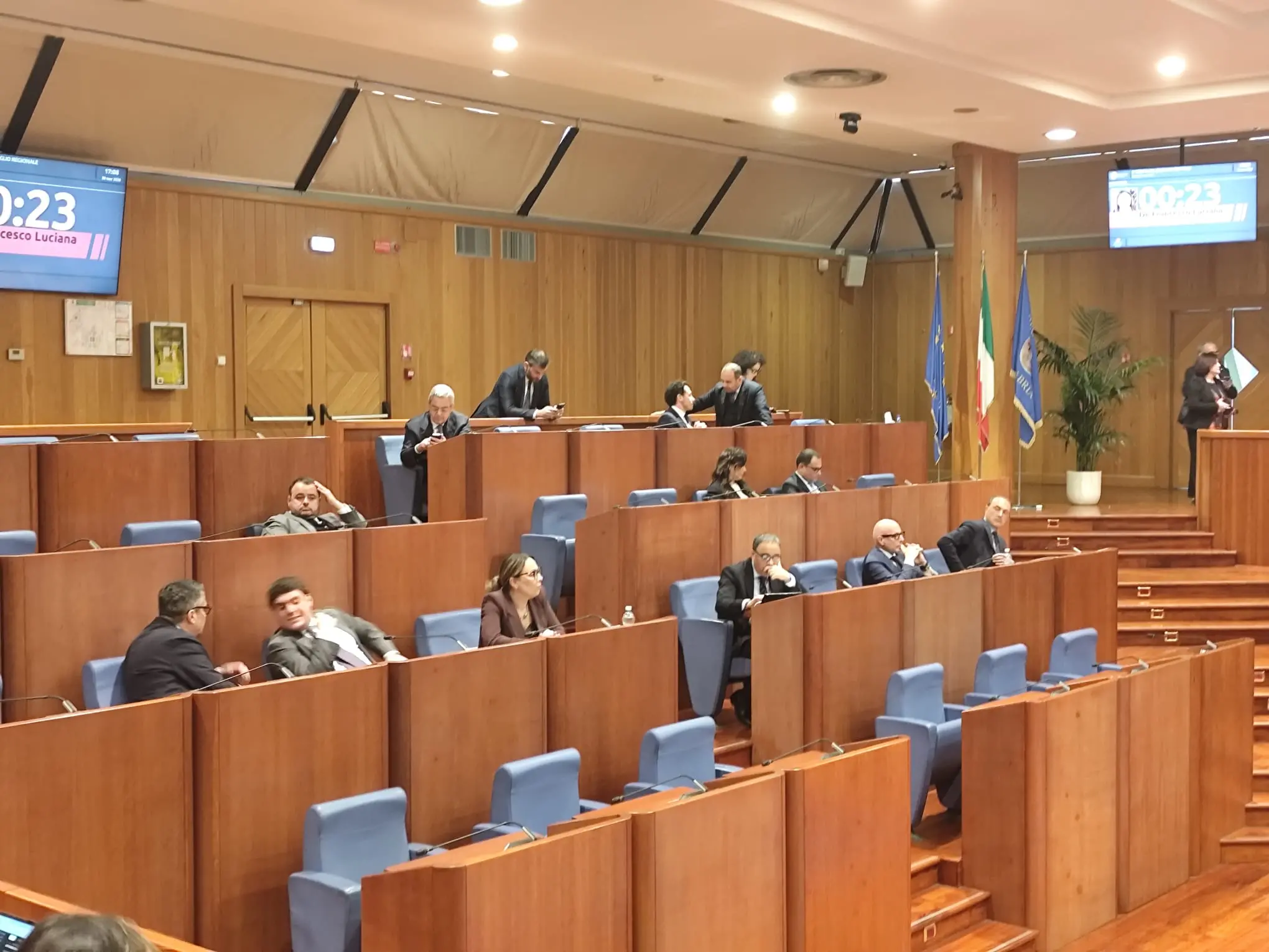 Sottosegretari, il centrodestra tira dritto e approva con uno “sconto” sulle spese. L’opposizione: «Tradite i calabresi poveri»