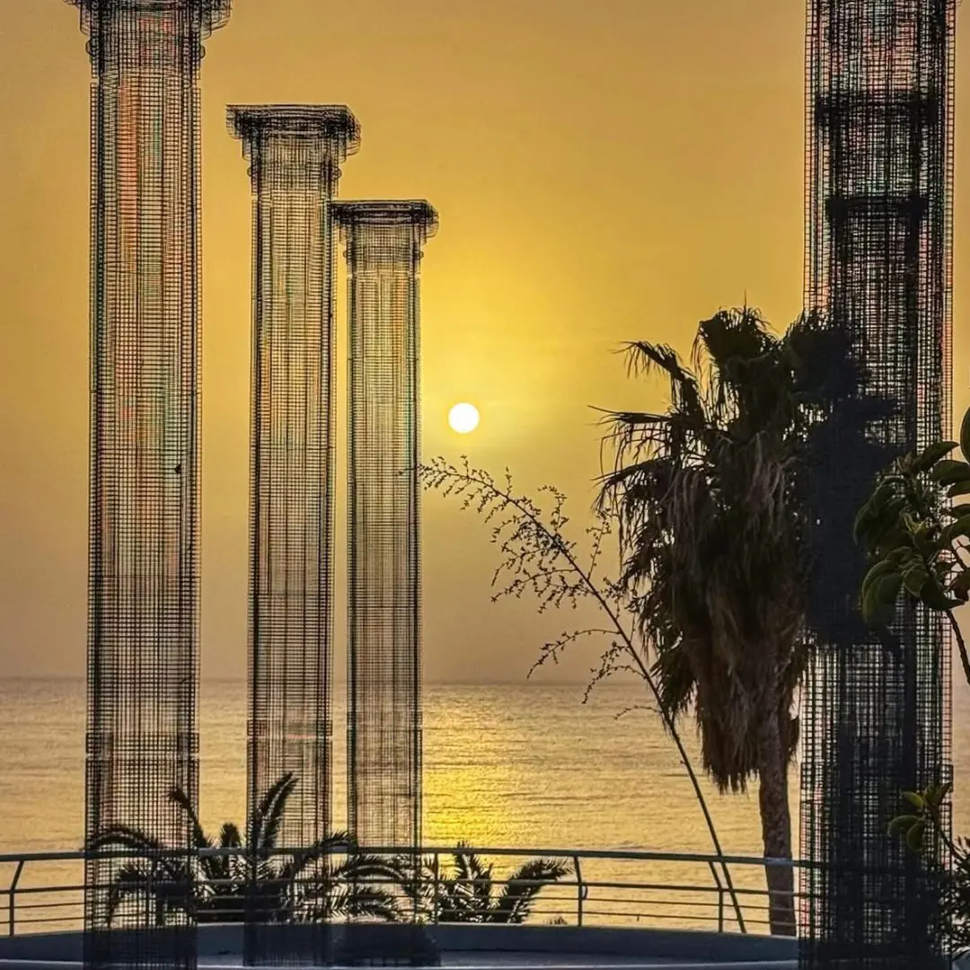 Colonne di luce sul mare che sogna\n